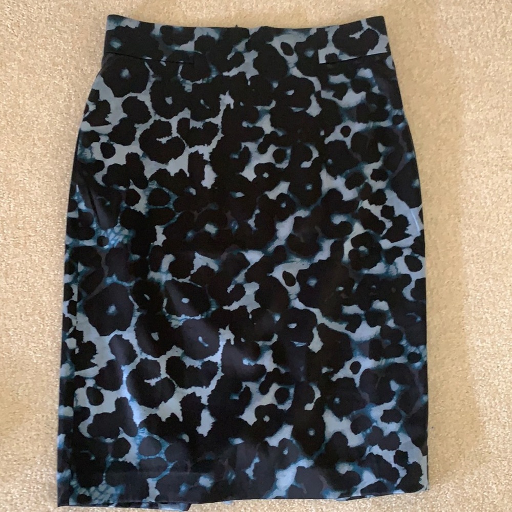 Ann Taylor size 6 blue black animal print skirt